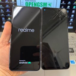 OPENGSM Serwis i Naprawa Telefonów, Sprzedaż, Akcesoria, Telefony - Stalowa Wola - Dwa telefony: sprawny z logo Realme i Android oraz pęknięty, leżące na laptopie z widocznymi naklejkami Intel i Nvidia.