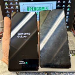 OPENGSM Serwis i Naprawa Telefonów, Sprzedaż, Akcesoria, Telefony - Stalowa Wola - Porównanie dwóch telefonów Samsung Galaxy: jeden z włączonym ekranem startowym i logo Samsung, drugi z pękniętym ekranem i widocznymi uszkodzeniami.