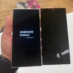 OPENGSM Serwis i Naprawa Telefonów, Sprzedaż, Akcesoria, Telefony - Stalowa Wola - Porównanie dwóch wyświetlaczy Samsung Galaxy: nowy z logo startowym i stary, pęknięty ekran dotykowy z widocznymi uszkodzeniami.