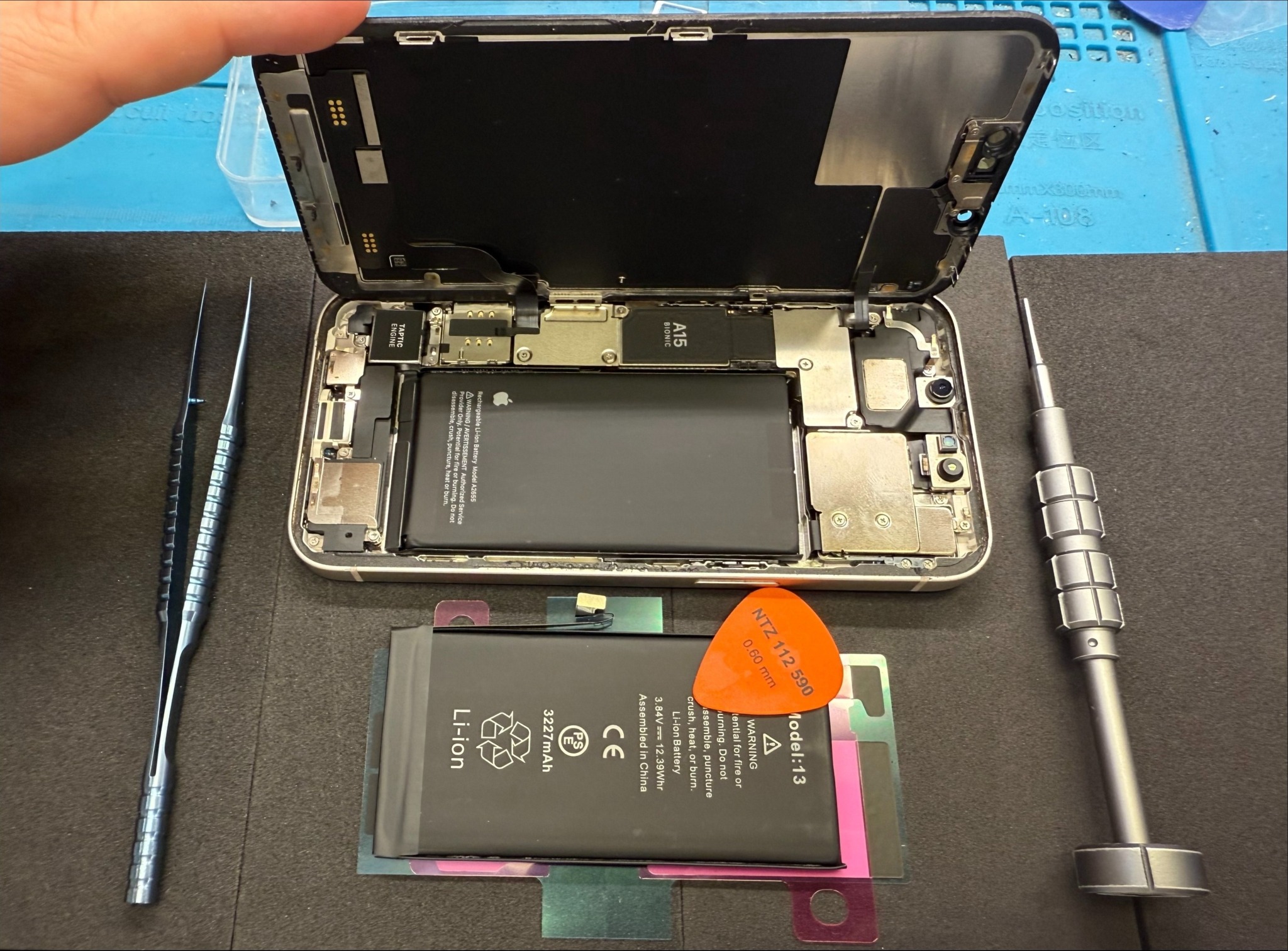 Wymiana baterii iphone 13