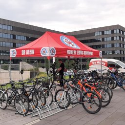 Mobilny serwis rowerowy na wydarzeniach sportowych – szybkie i fachowe naprawy rowerów bezpośrednio na trasie zawodów.