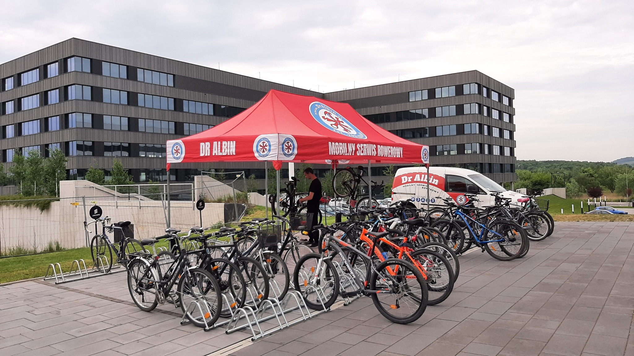 Mobilny serwis rowerowy na wydarzeniach sportowych – szybkie i fachowe naprawy rowerów bezpośrednio na trasie zawodów.