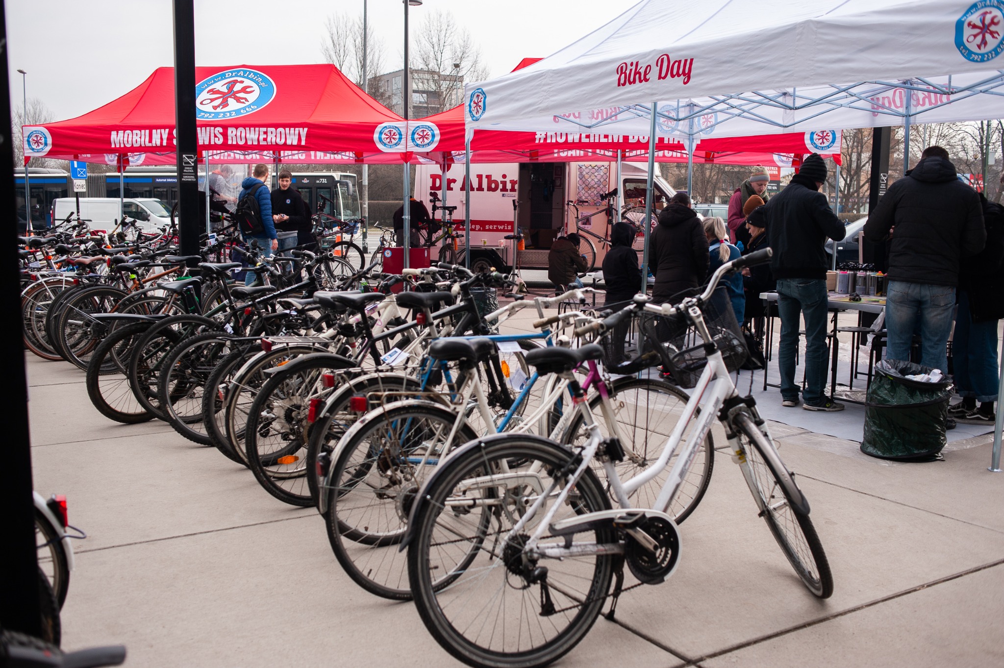Serwis rowerowy na eventach firmowych – zadbaj o rowery swoich pracowników i pokaż, że wspierasz aktywny styl życia.