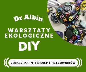 Warsztaty ekologiczne DIY: zbliżenie na kolorowe dzwonki rowerowe z ręcznie malowanymi wzorami, na zielonym tle z tekstem 'Dr Albin Warsztaty Ekologiczne DIY'.