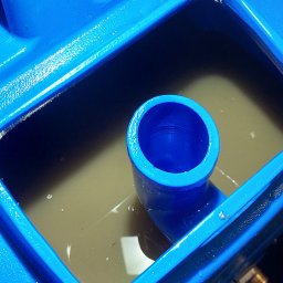 Mobifresh - Wnętrze zbiornika na brudną wodę w niebieskim urządzeniu czyszczącym, widoczny wąż odpływowy i osad na dnie zbiornika.