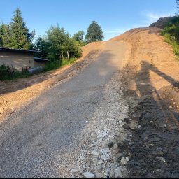 Niwelacjia terenu pod drogę oraz wykonanie jej od podstaw. Kamień łupany gruby, warstwa górna kamień frakcja 4/32 kliniec 