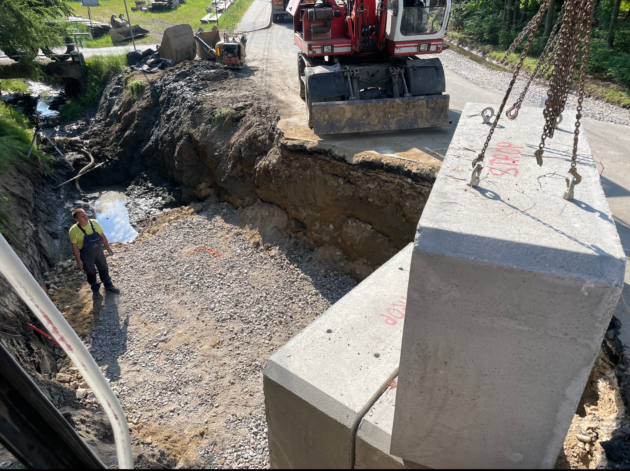 Montaż nowego przepustu skrzyniowego pod drogą wojewódzką