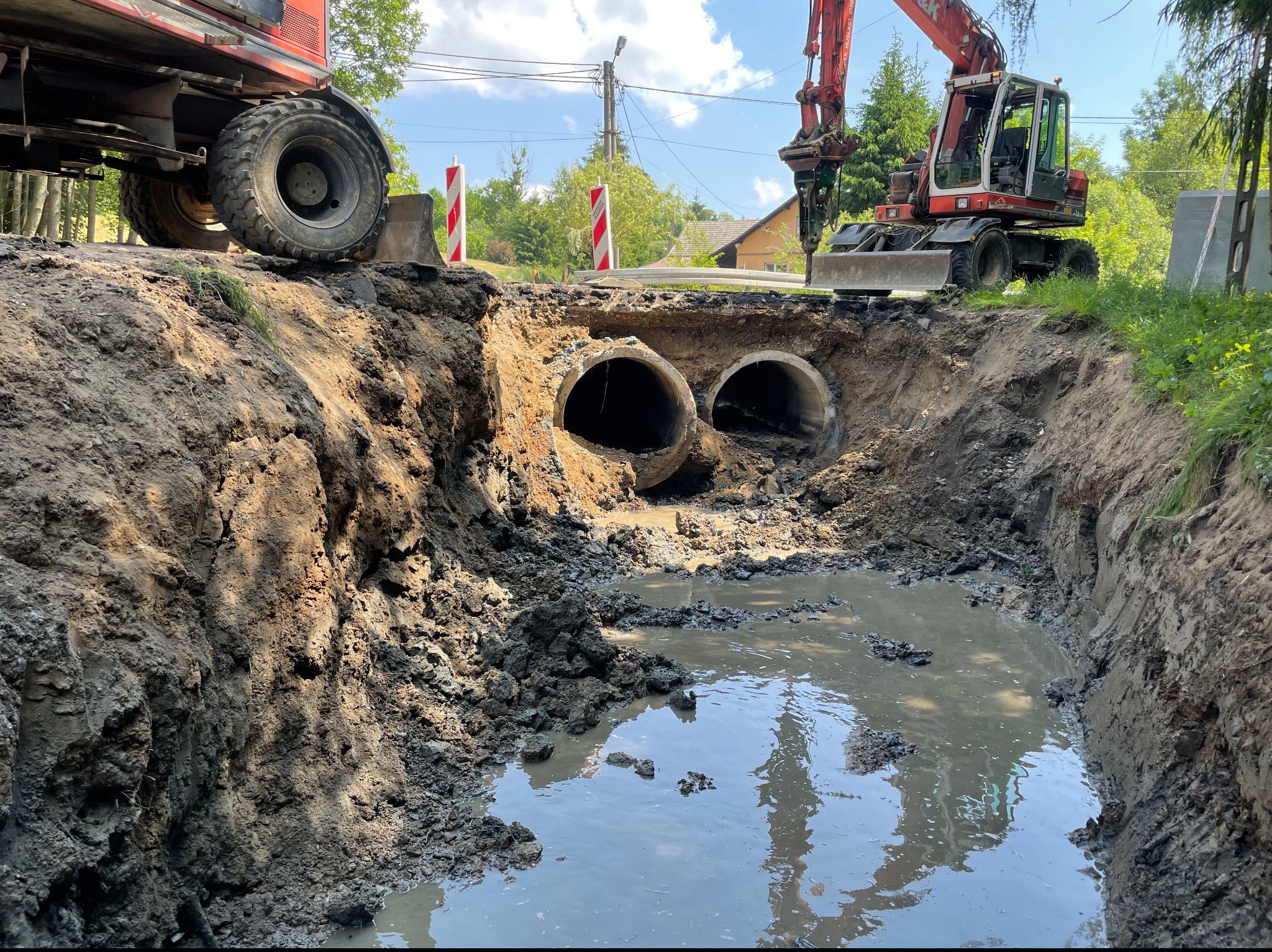 Rozbiórka starego przepustu okularowego pod drogą wojewódzką