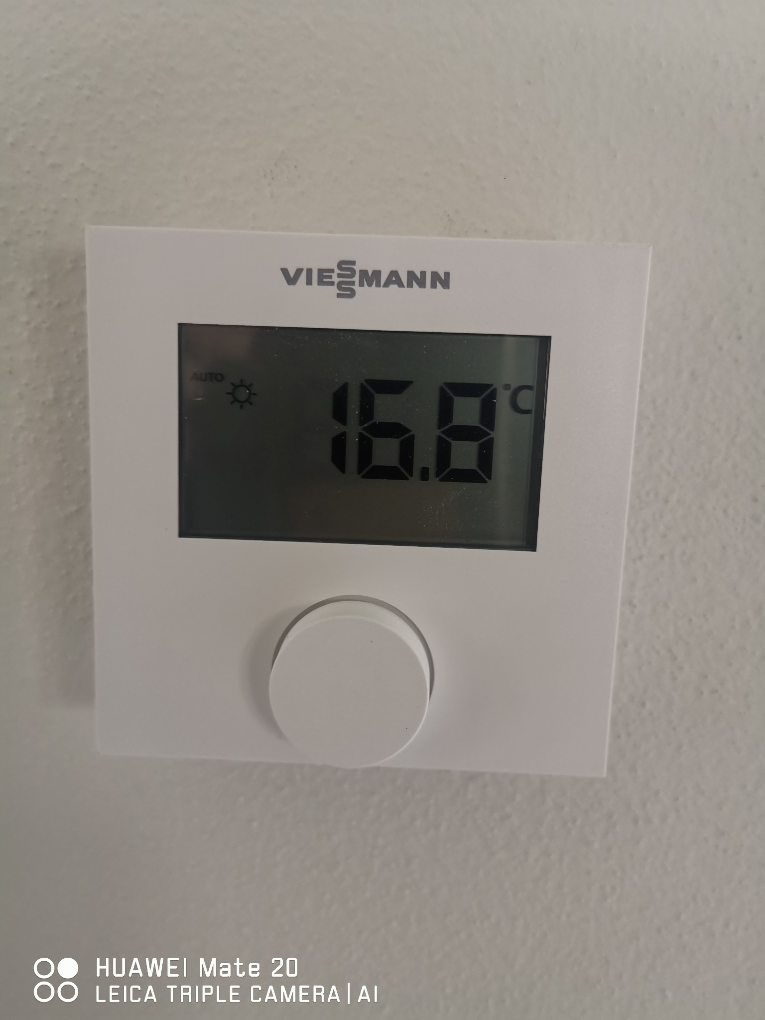 Biały termostat Viessmann na ścianie pokazuje temperaturę 16.8 stopni Celsjusza, ustawiony w trybie automatycznym.