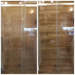 Przedsiębiorstwo Usługowe Paulina Gliszczyńska - Porównanie przed i po czyszczeniu szklanej kabiny prysznicowej z drewnopodobnymi płytkami, ukazujące usunięcie osadów i smug, przywracając przejrzystość szkła.