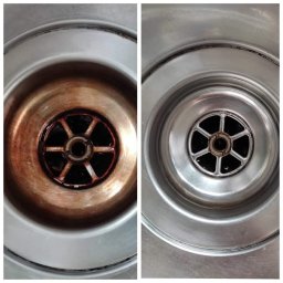 Przedsiębiorstwo Usługowe Paulina Gliszczyńska - Zlewozmywak ze stali nierdzewnej: po lewej brudny, po prawej lśniący po czyszczeniu. Efekt przed i po z bliska, widoczne detale.