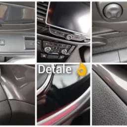 Kolaż detali wnętrza samochodu w odcieniach szarości: deska rozdzielcza, panel sterowania, tapicerka drzwi i fotela. Widoczne chromowane akcenty i tekstura materiałów.