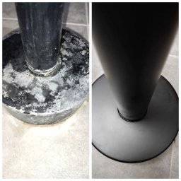 Przedsiębiorstwo Usługowe Paulina Gliszczyńska - Zdjęcie 'przed i po' czyszczenia podstawy metalowego słupka. Po lewej brudna, z osadem, po prawej czysta, gładka, czarna. Widoczne płytki podłogowe.