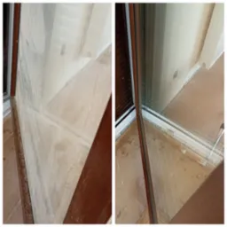 Okno przed i po umyciu, widoczne zabrudzenia i czysta szyba. Porównanie efektu czyszczenia okien z brudną i czystą ramą okienną.