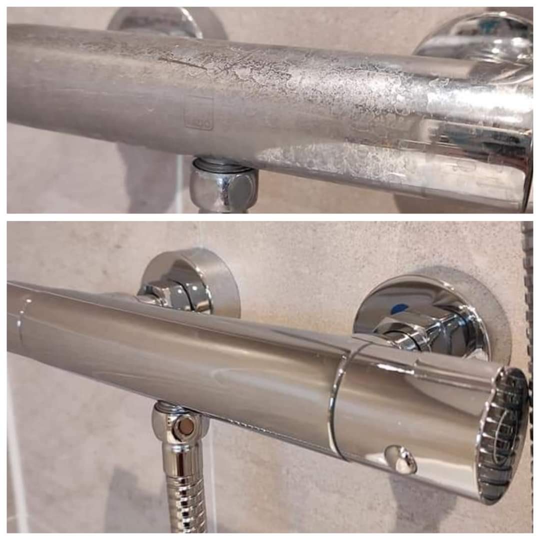 Kran prysznicowy przed i po czyszczeniu, widoczne osady kamienia usunięte, chromowany metal błyszczący po zabiegu.
