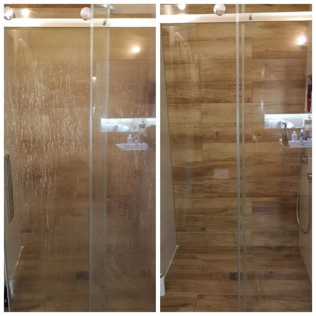 Porównanie przed i po czyszczeniu szklanej kabiny prysznicowej z drewnopodobnymi płytkami, ukazujące usunięcie osadów i smug, przywracając przejrzystość szkła.