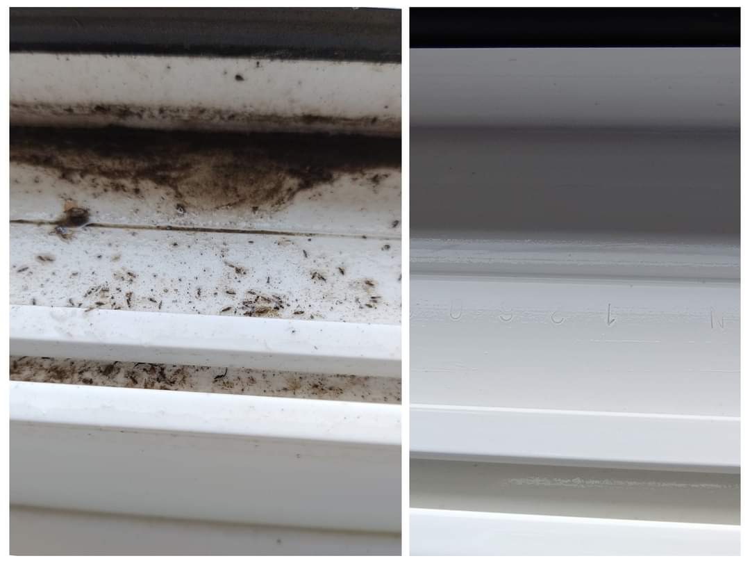 Porównanie stanu okna przed i po czyszczeniu: po lewej stronie widoczny brud, kurz i owady w szparach okna, po prawej - czysta, biała powierzchnia.