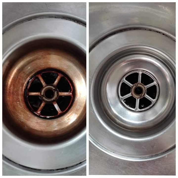 Zlewozmywak ze stali nierdzewnej: po lewej brudny, po prawej lśniący po czyszczeniu. Efekt przed i po z bliska, widoczne detale.