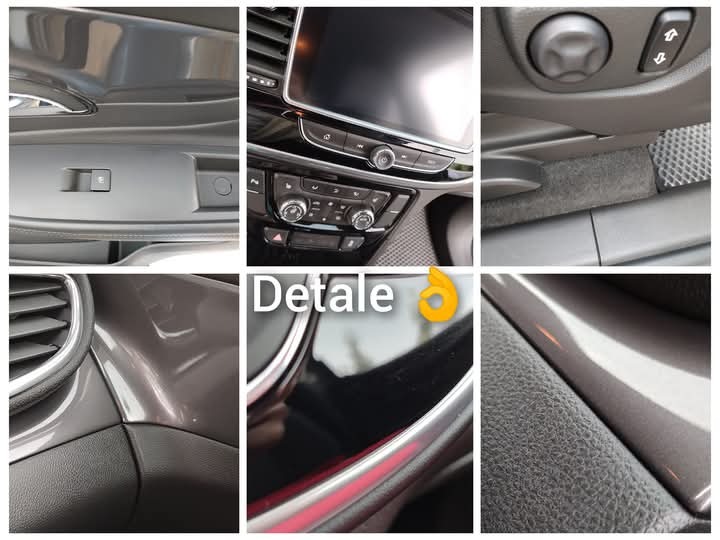 Kolaż detali wnętrza samochodu w odcieniach szarości: deska rozdzielcza, panel sterowania, tapicerka drzwi i fotela. Widoczne chromowane akcenty i tekstura materiałów.