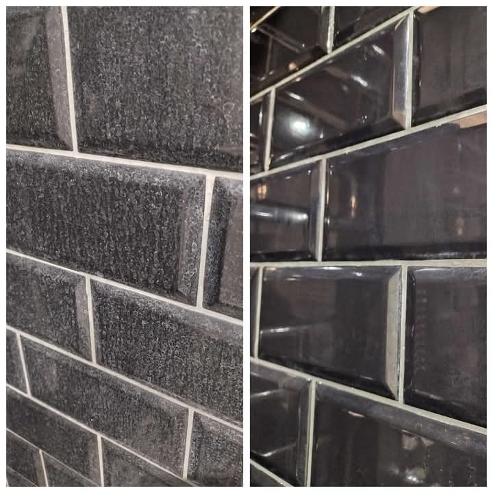 Dwa ujęcia ściany z czarnych, błyszczących płytek ułożonych w cegiełkę z białą fugą. Po lewej matowa powierzchnia, po prawej odbijająca światło.