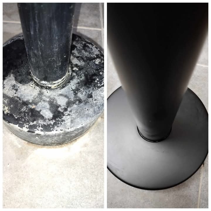 Zdjęcie 'przed i po' czyszczenia podstawy metalowego słupka. Po lewej brudna, z osadem, po prawej czysta, gładka, czarna. Widoczne płytki podłogowe.