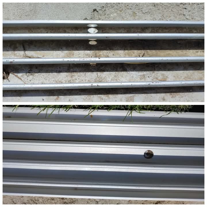 Porównanie czystości metalowych rolet okiennych: górne zabrudzone, dolne po czyszczeniu z resztkami trawy. Widoczne otwory montażowe.