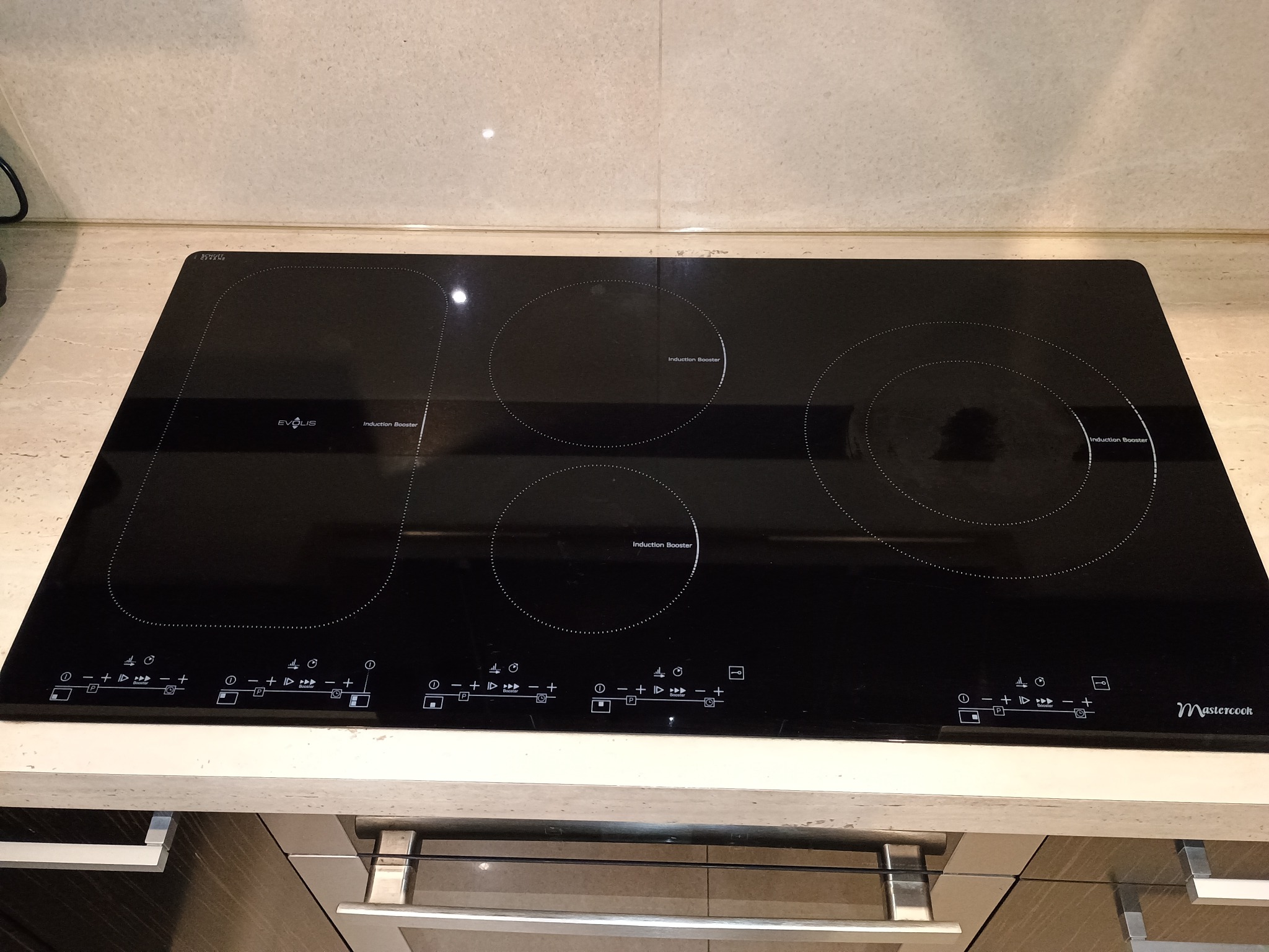 Podłączona płyta indukcyjna 90cm 3-fazowa.