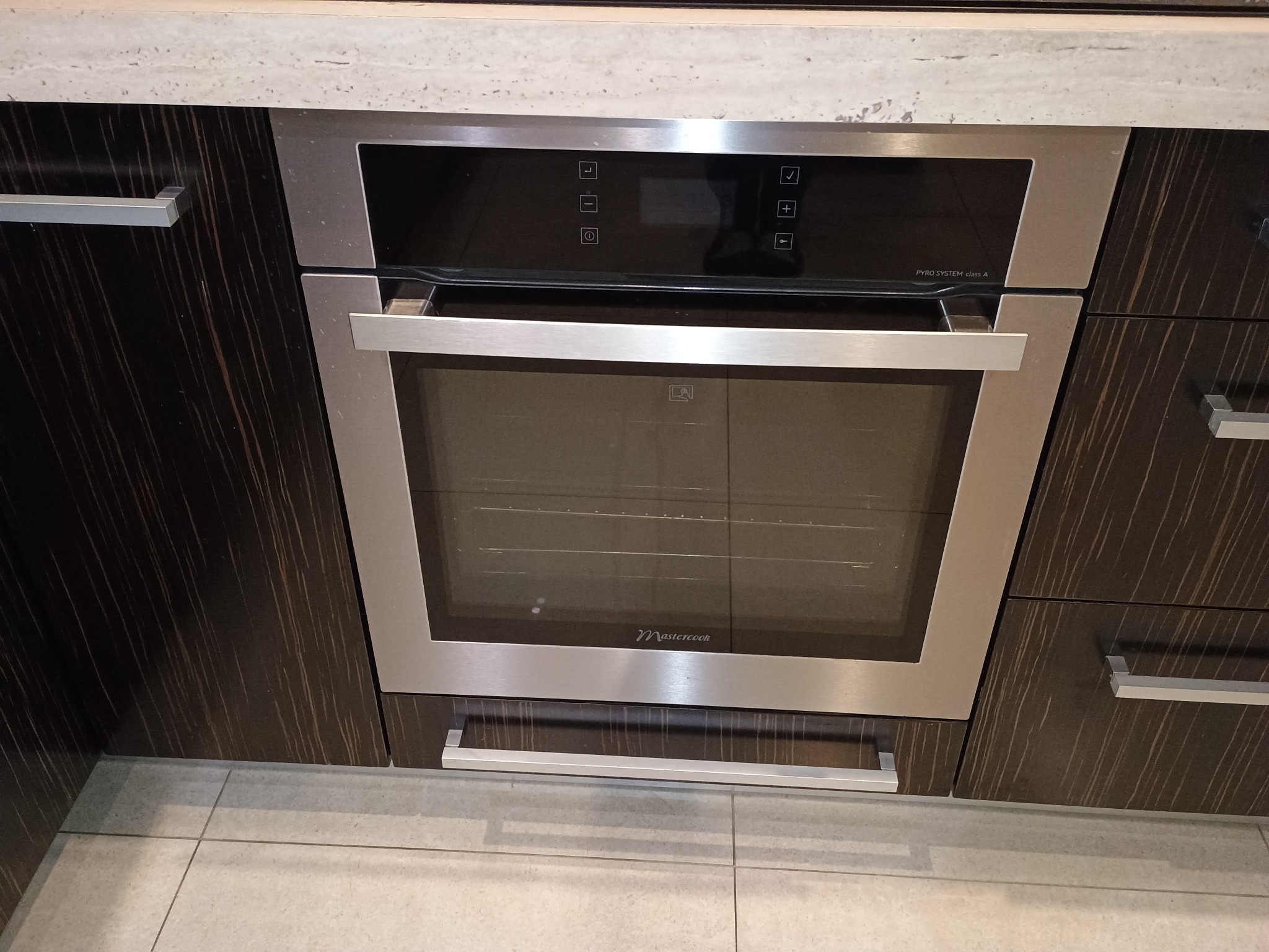 Podłączony piekarnik.