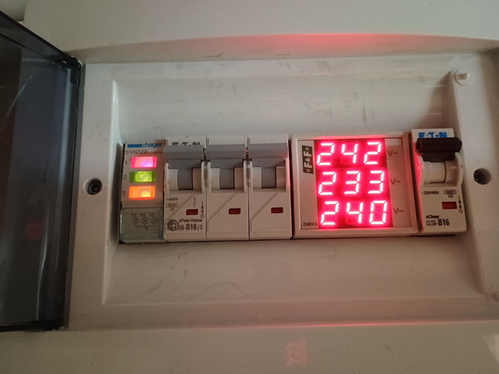 Zabezpieczenie falownika od instalacji fotowoltaicznej wraz ze wskaźnikiem aktywności faz oraz woltomierzem.