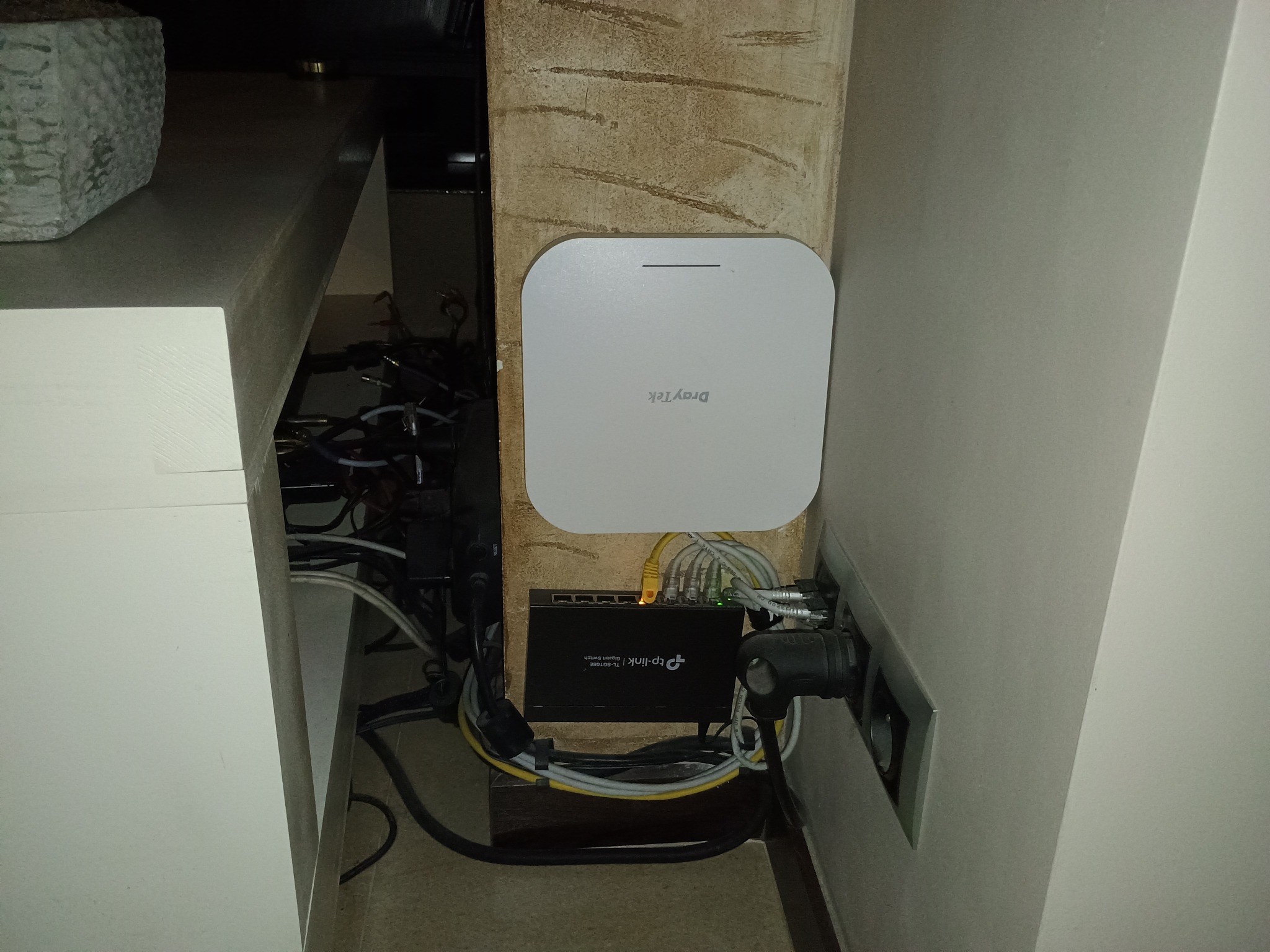 Switch pośredni TP-LINK i Access Point Draytek połączony za pośrednictwem PoE.