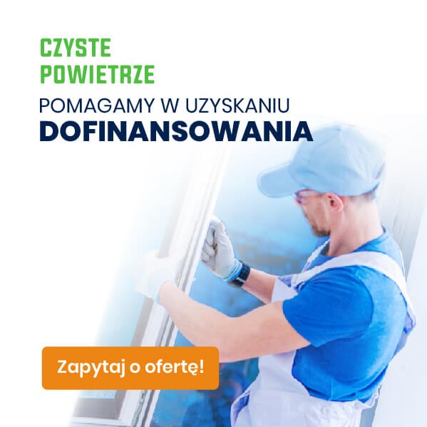 Mężczyzna w stroju roboczym montuje okno PCV, widoczne hasła o dofinansowaniu i zaproszenie do zapytania o ofertę.