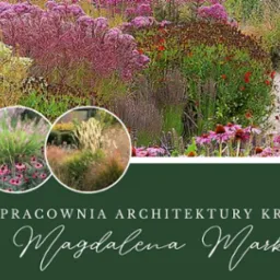 Kwitnący ogród z ścieżką z jasnego żwiru, prezentujący różnorodność traw ozdobnych i bylin, z logo firmy na pierwszym planie.