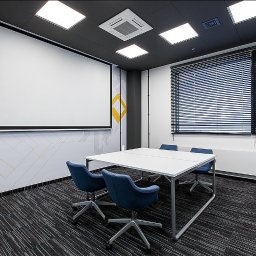 PISAREK MARCIN PRZEDSIĘBIORSTWO USŁUGOWO HANDLOWE PLAST-BUD - Sala konferencyjna z ciemną wykładziną dywanową w paski, białym stołem i niebieskimi krzesłami na kółkach, z roletami w oknach i ekranem projekcyjnym na ścianie.