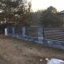 Olomk Waldemar Schulz - Nowoczesne ogrodzenie poziome z elementami betonowymi w Jeżewie, z widoczną strukturą kamienia na słupkach i podmurówce.