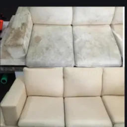 Beżowa kanapa przed i po czyszczeniu, widoczne plamy i zabrudzenia na górnej połowie zdjęcia, dolna połowa prezentuje efekt po usunięciu zabrudzeń.