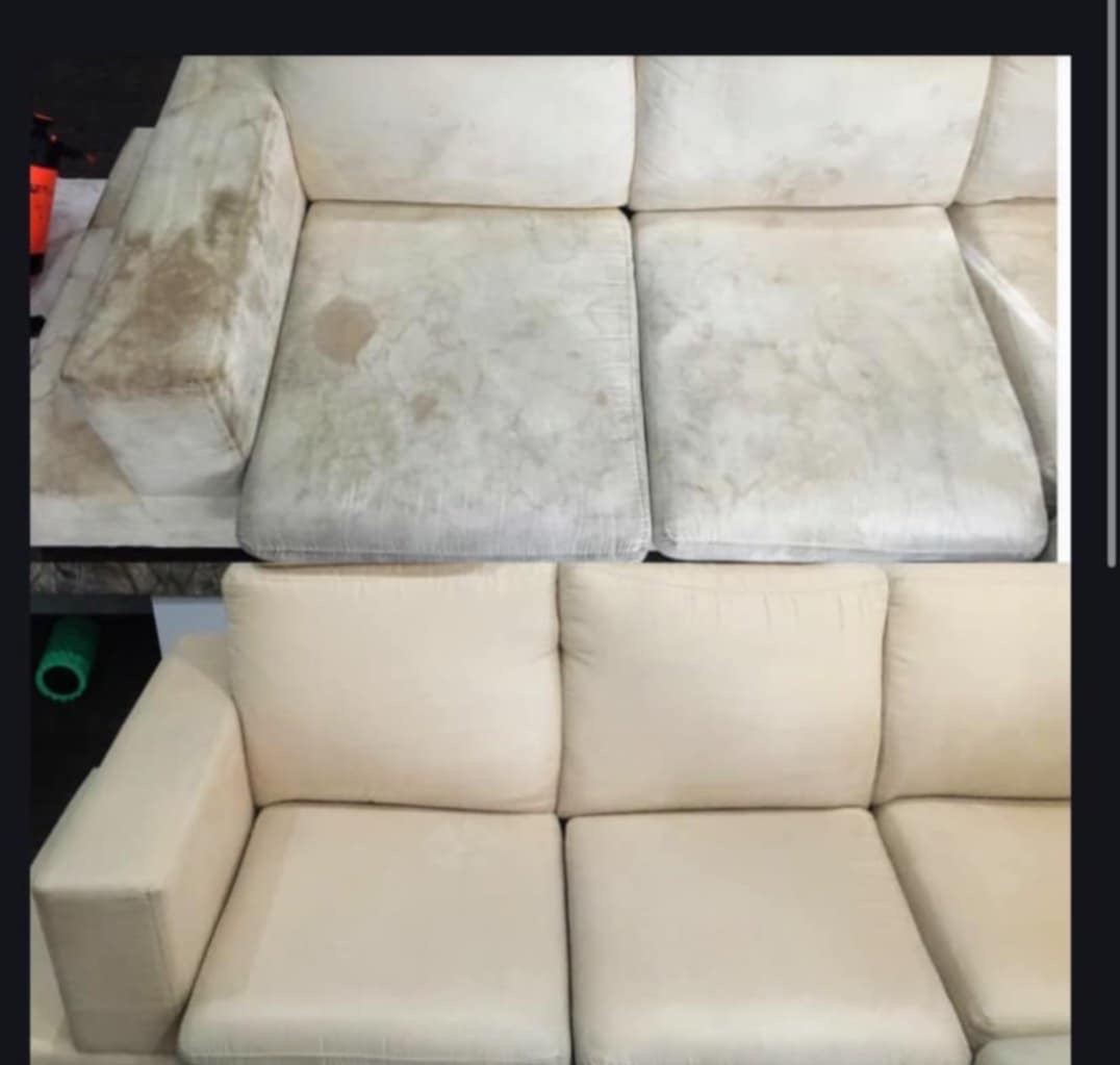 Beżowa kanapa przed i po czyszczeniu, widoczne plamy i zabrudzenia na górnej połowie zdjęcia, dolna połowa prezentuje efekt po usunięciu zabrudzeń.