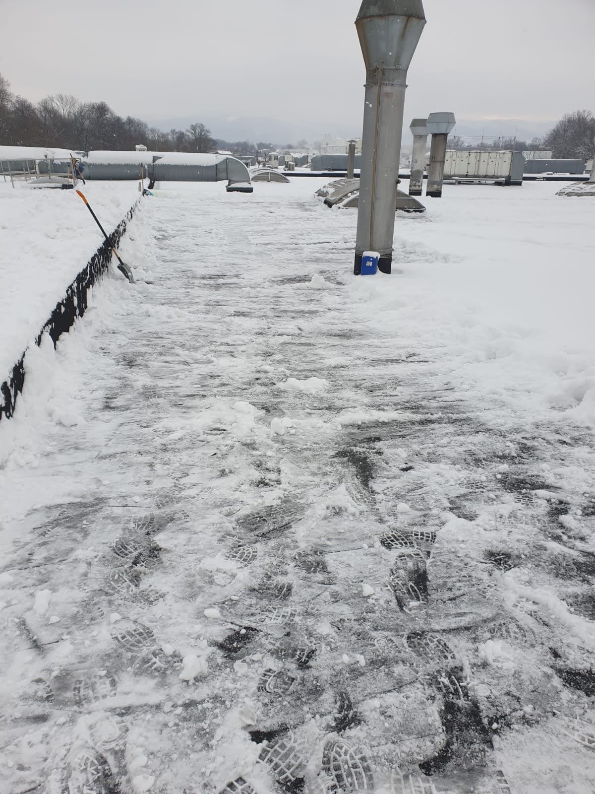 Oferujemy odśnieżanie dachów płaskich.