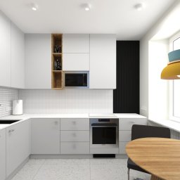 KATARZYNA BENKO OCH-ACH_CONCEPT - Jasna kuchnia w Krakowie z białymi szafkami, mozaiką na ścianie, drewnianym akcentem w postaci otwartej półki i blatu stołu, oraz designerską lampą wiszącą w kolorach żółtym i niebieskim.