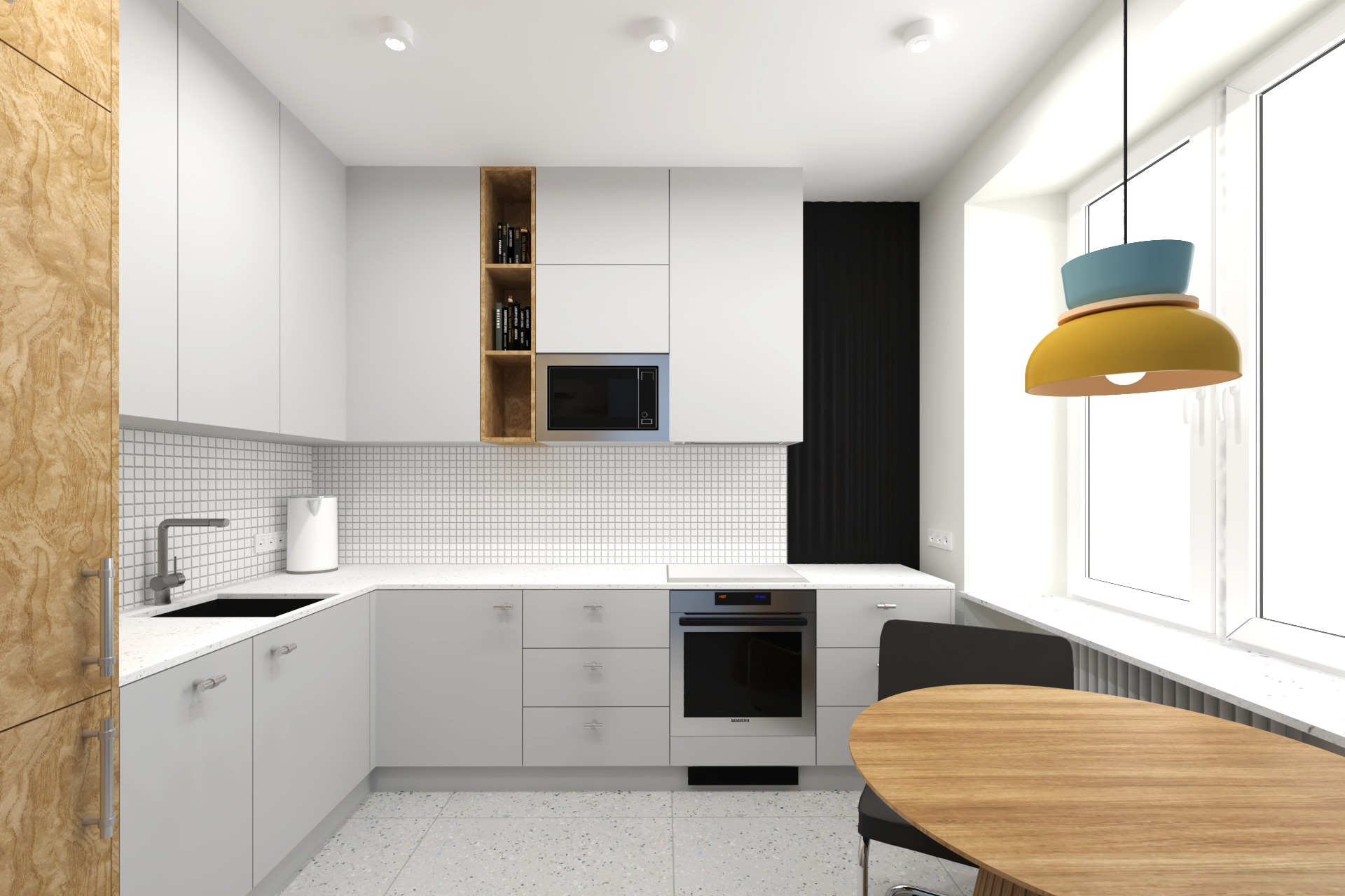 Jasna kuchnia w Krakowie z białymi szafkami, mozaiką na ścianie, drewnianym akcentem w postaci otwartej półki i blatu stołu, oraz designerską lampą wiszącą w kolorach żółtym i niebieskim.