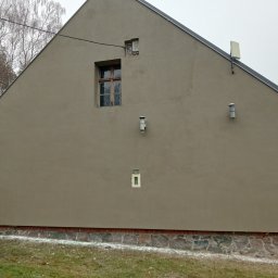 FOREST CLIFFS SPÓŁKA Z OGRANICZONĄ ODPOWIEDZIALNOŚCIĄ - zakończenie ściany wraz z obróbką blacharską wymaganą wskutek za krótkiego dachu.