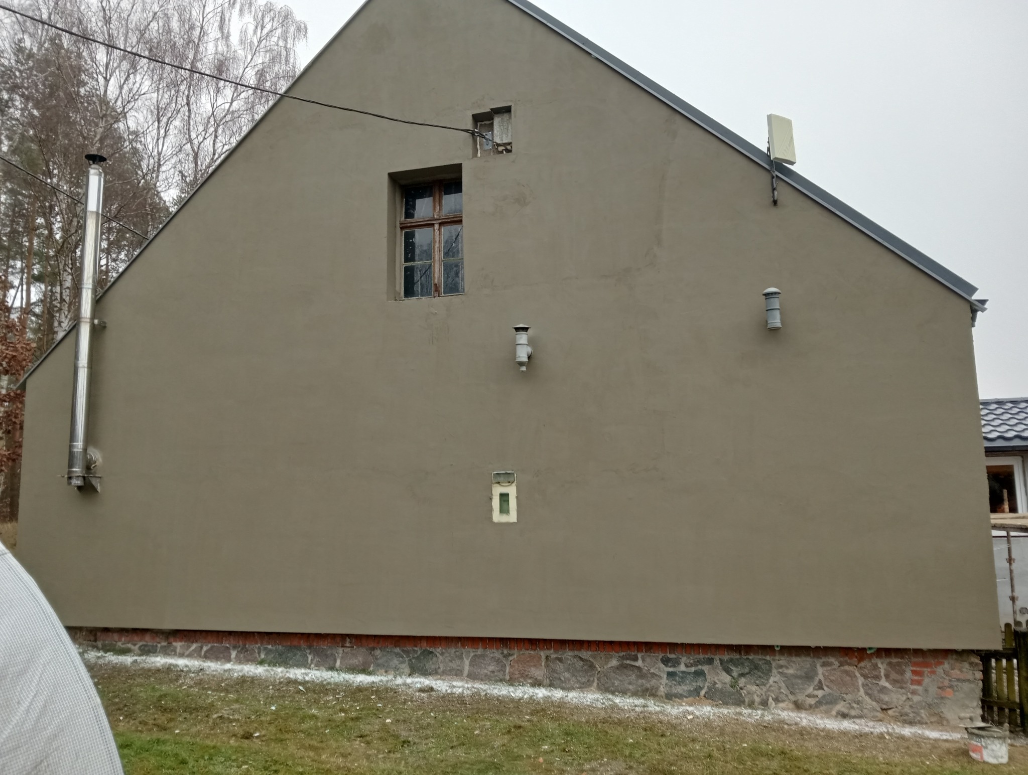 zakończenie ściany wraz z obróbką blacharską wymaganą wskutek za krótkiego dachu.