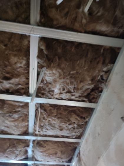 Sufit podwieszany z izolacją z wełny mineralnej, widok z dołu, realizacja w Bydgoszczy.