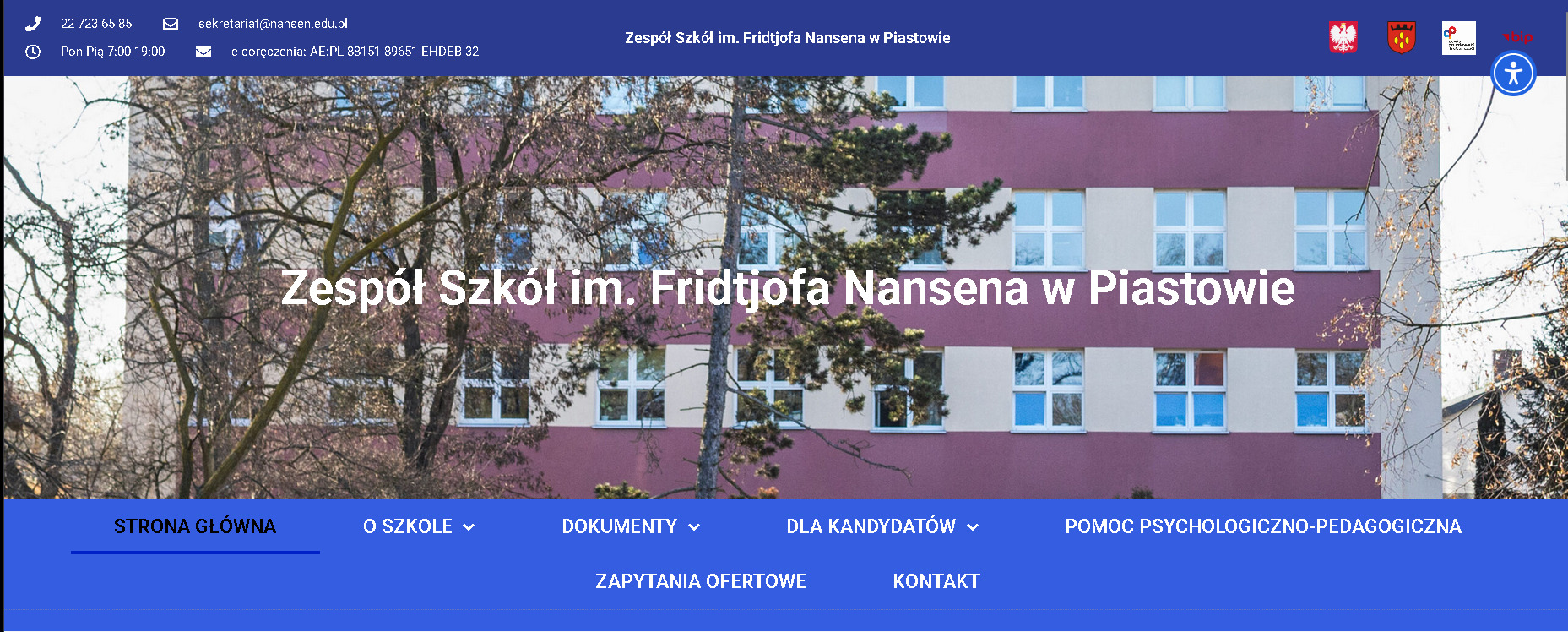 Zrzut ekranu responsywnej strony internetowej Zespołu Szkół im. Fridtjofa Nansena w Piastowie. Widoczny budynek szkoły w tle i menu nawigacyjne.