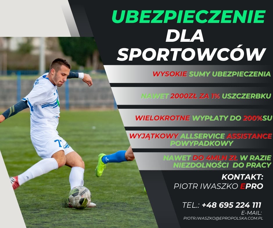 Plakat reklamowy ubezpieczenia dla sportowców z piłkarzem w białym stroju kopiącym piłkę na tle boiska.
