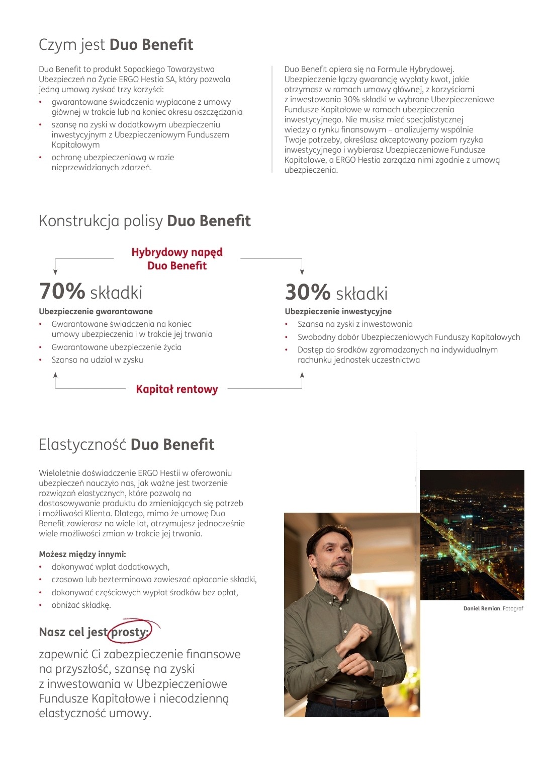 Mężczyzna w zielonej koszuli zapina mankiet, w tle rozmyte wnętrze i nocna panorama miasta z oświetlonymi budynkami, sugerujące zabezpieczenie finansowe na przyszłość.