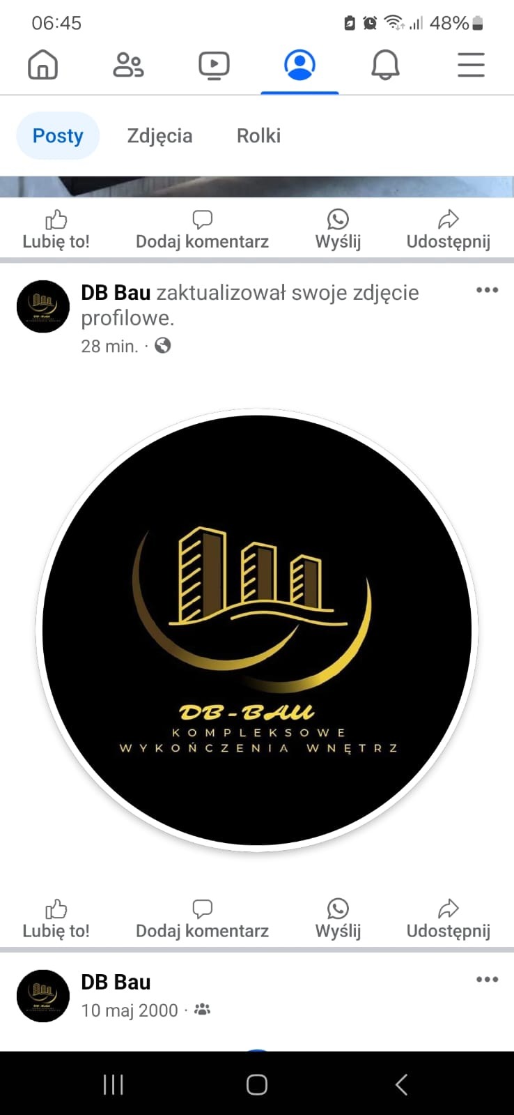 Okrągłe logo firmy DB-Bau, przedstawiające trzy budynki z pionowymi paskami w kolorze złotym, umieszczone na czarnym tle z napisem 'DB-BAU KOMPLEKSOWE WYKOŃCZENIA WNĘTRZ' w kolorze złotym, widoczne...