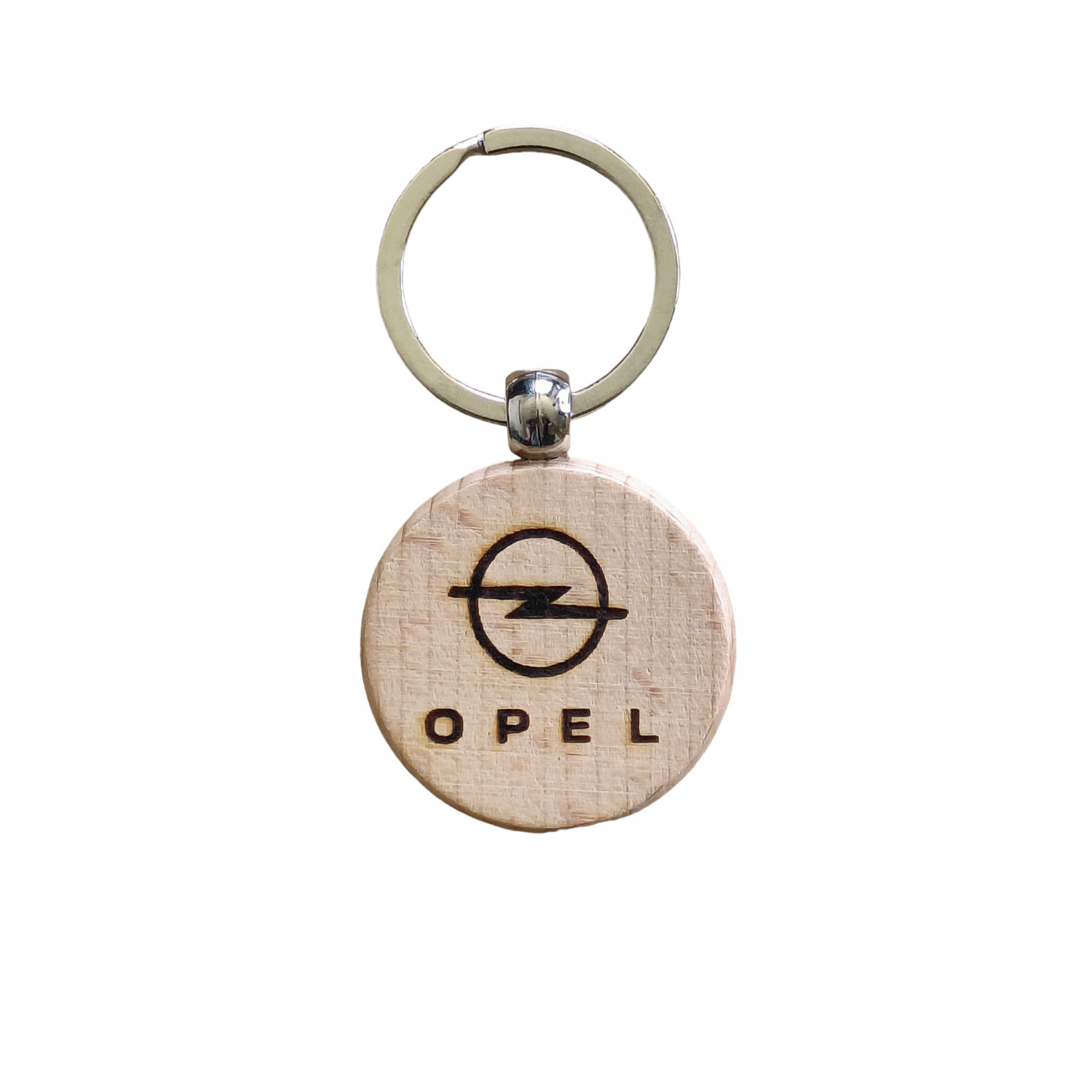 Drewniany breloczek z logo Opel, wykonany techniką grawerowania laserowego, zawieszony na metalowym kółku.