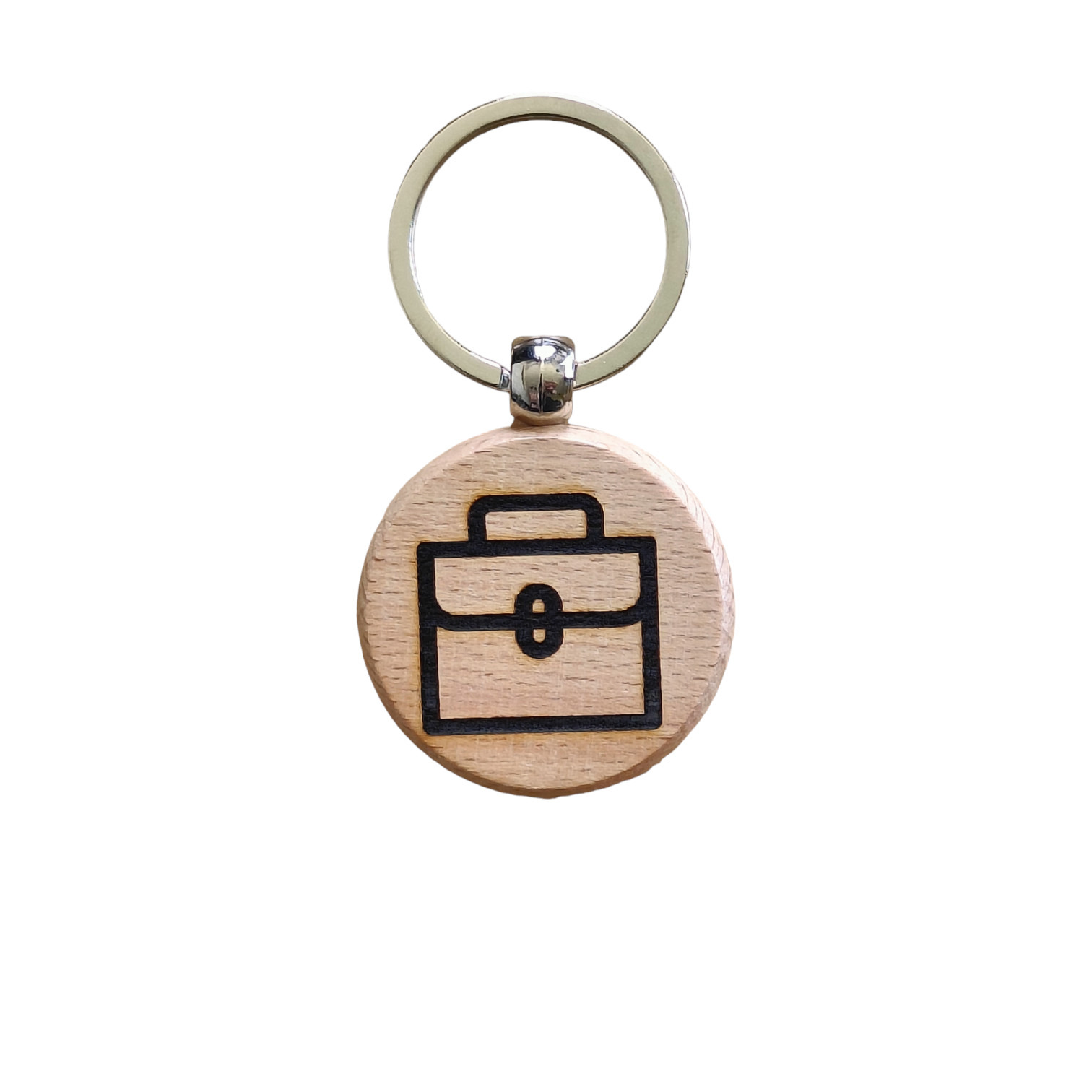 Drewniany brelok z wygrawerowanym laserowo symbolem teczki, zawieszony na metalowym kółku.