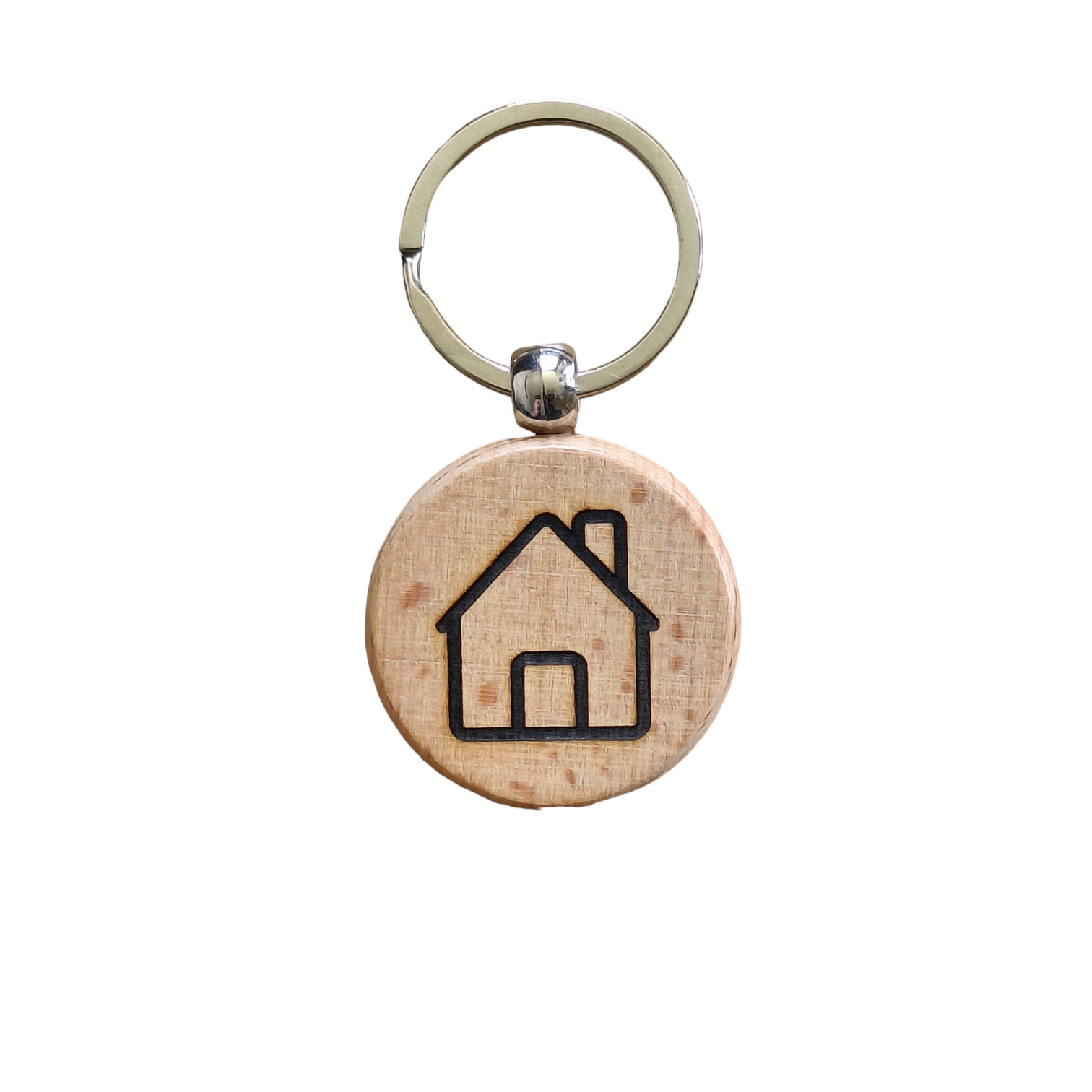 Drewniany brelok z wygrawerowanym laserowo symbolem domu, wykonany techniką CNC.
