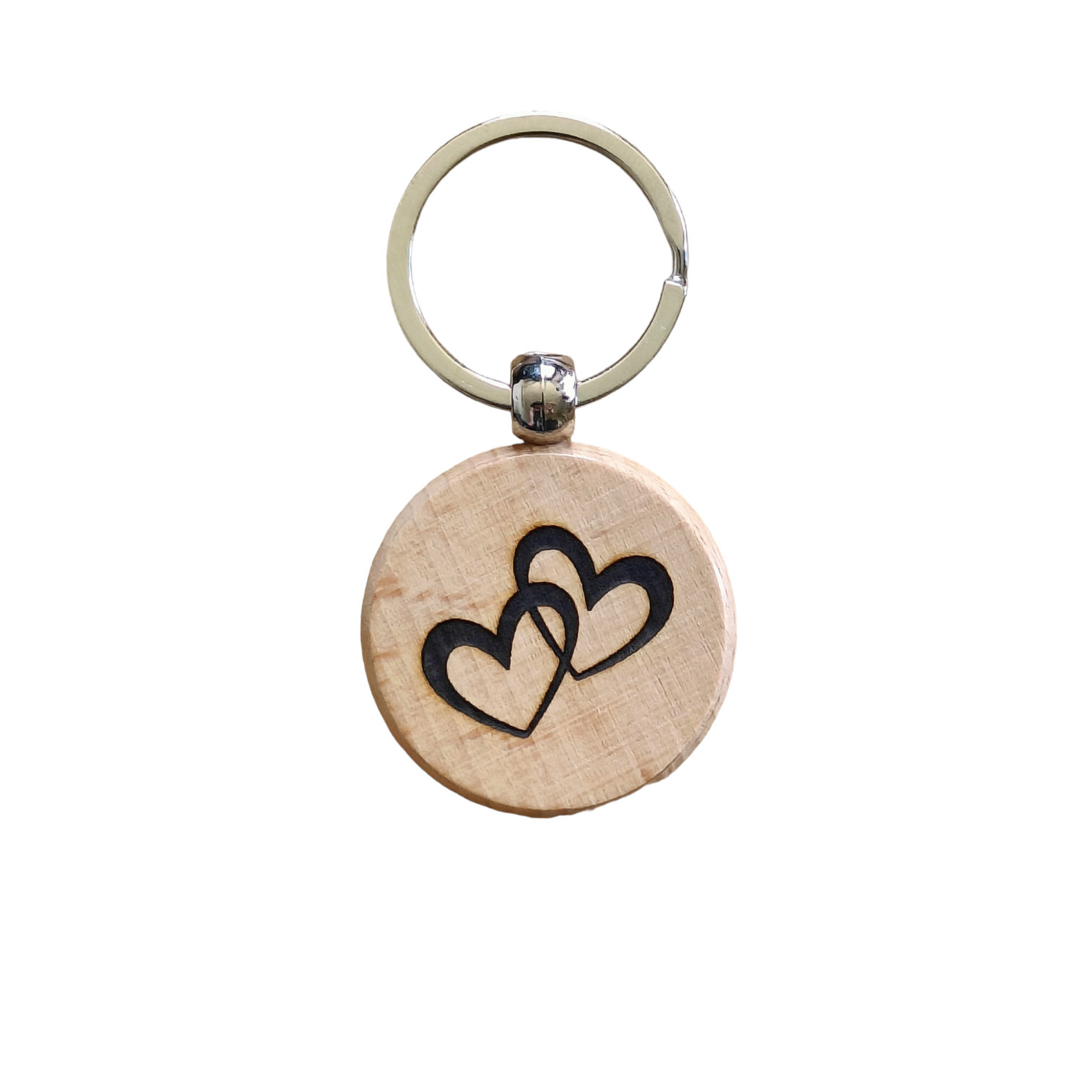 Drewniany breloczek z wygrawerowanymi dwoma sercami, wykonany w Starej Wsi.